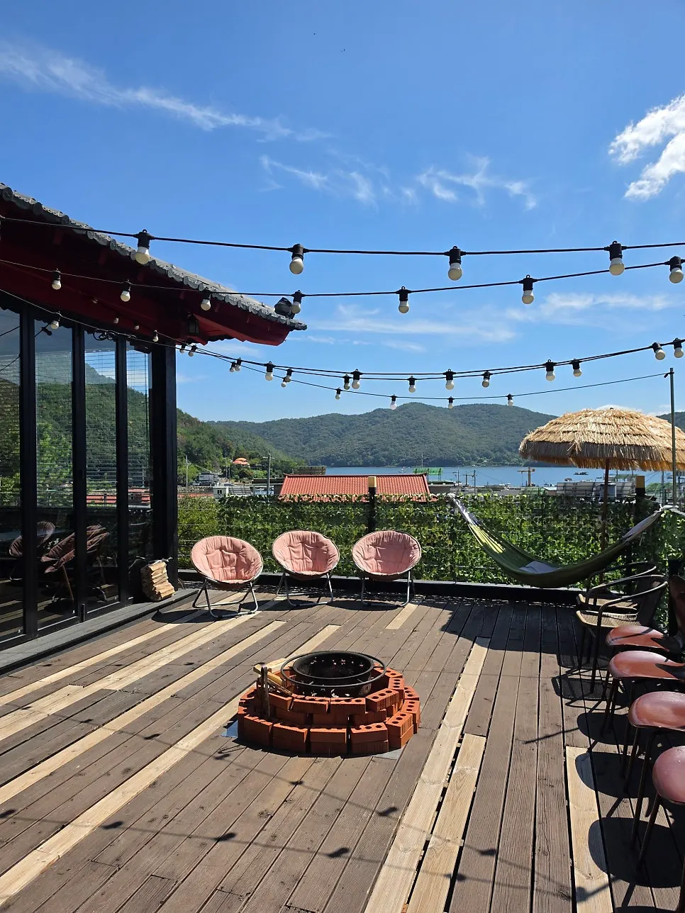 Outdoor bonfire and waiting area at Shashlik Masan Branch