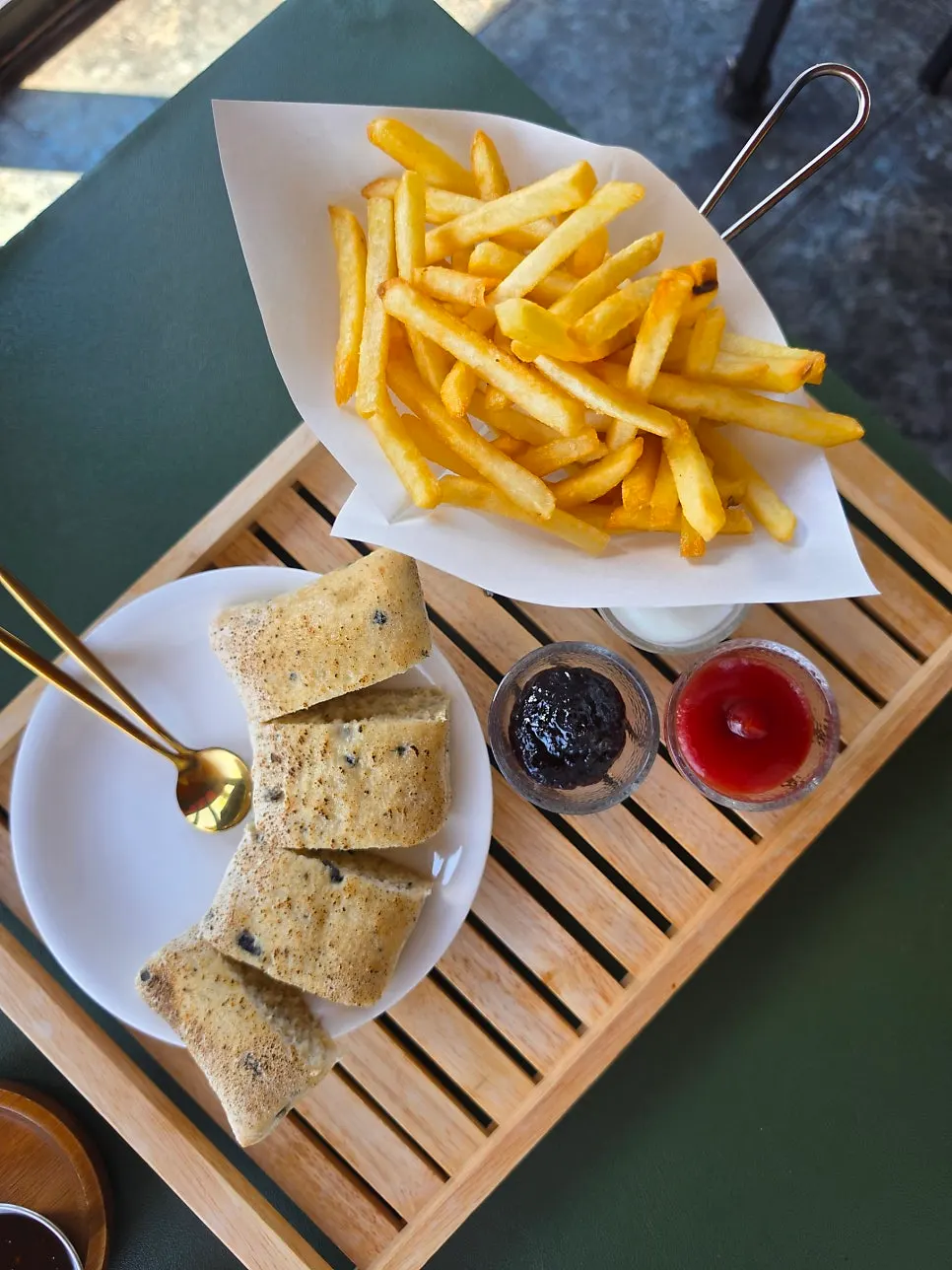 Table set with the truffle plate