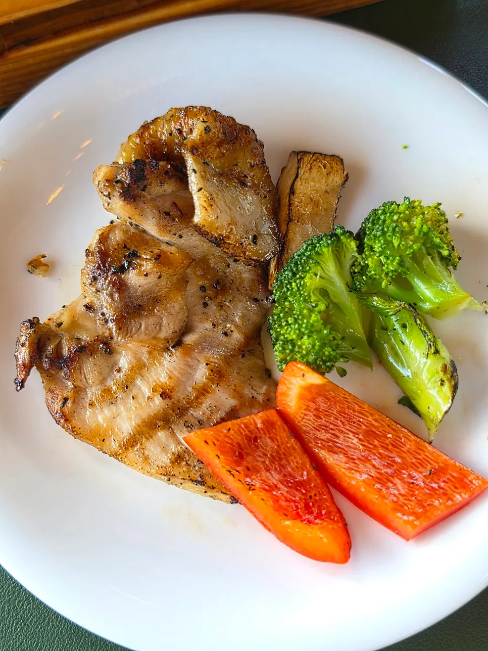 Charcoal-grilled meat dipped in garlic sauce