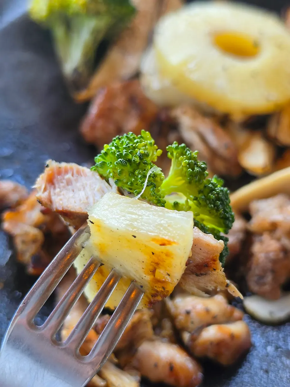 Shashlik meat eaten together with pineapple