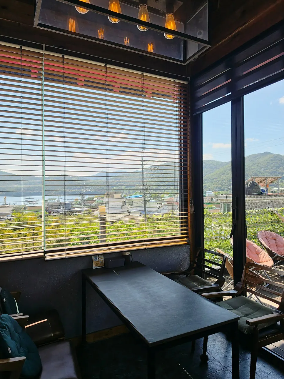 Window seating at Shashlik Masan Branch