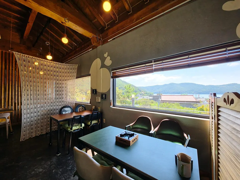 Spacious hall for group gatherings at Shashlik Masan Branch