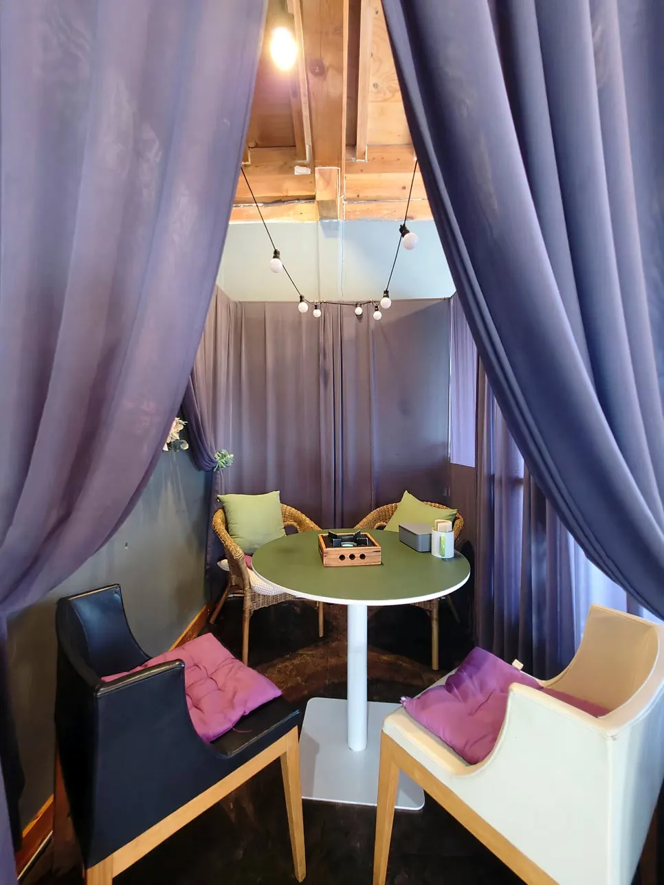 Partitioned table at Shashlik Masan Branch