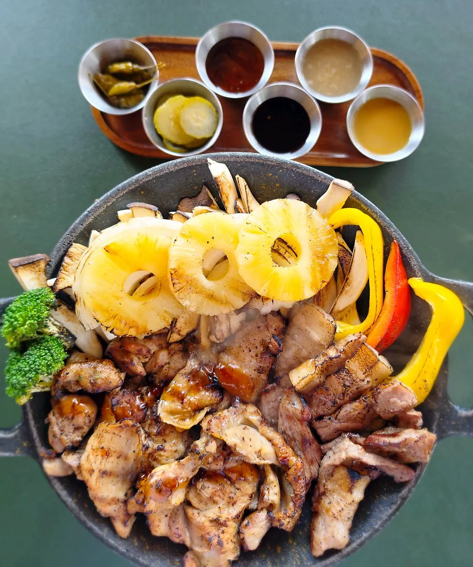 Table setting for the chicken thigh and pork belly-shoulder charcoal shashlik order