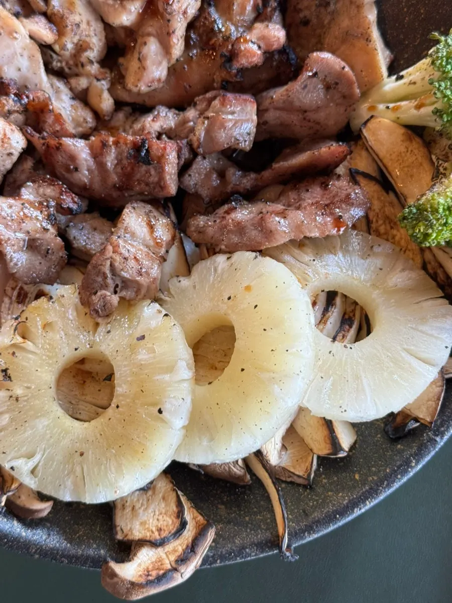 Charcoal-smoky pork belly neck shashlik
