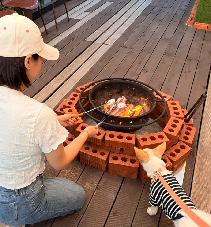 캠프파이어 불에 굽는 마시멜로