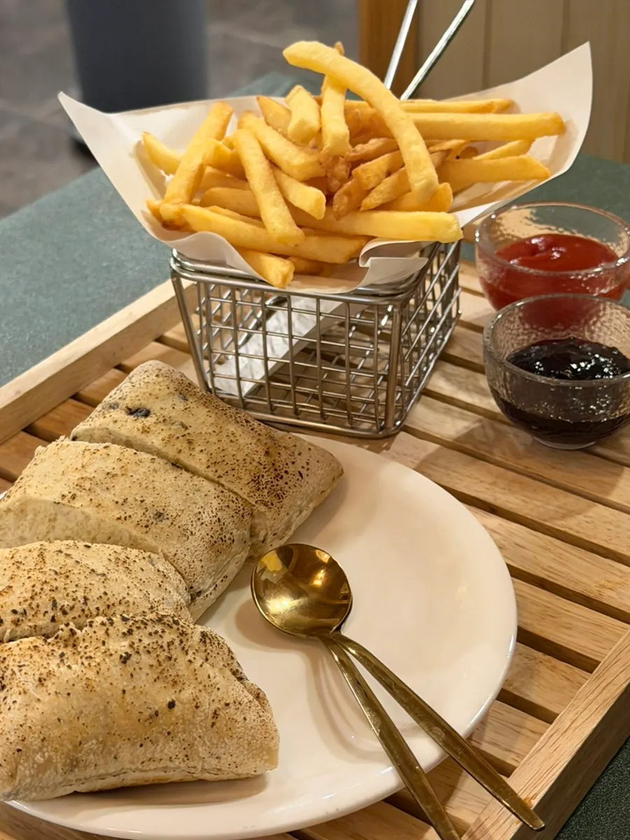 Truffle fries plate served with ciabatta