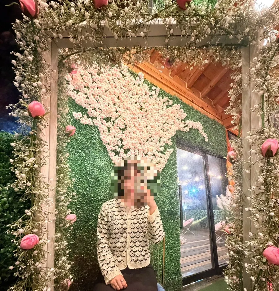 The mirror photo zone inside Shashlik Deokdong Branch