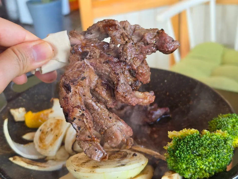 Rib-attached lamb cut with sauce