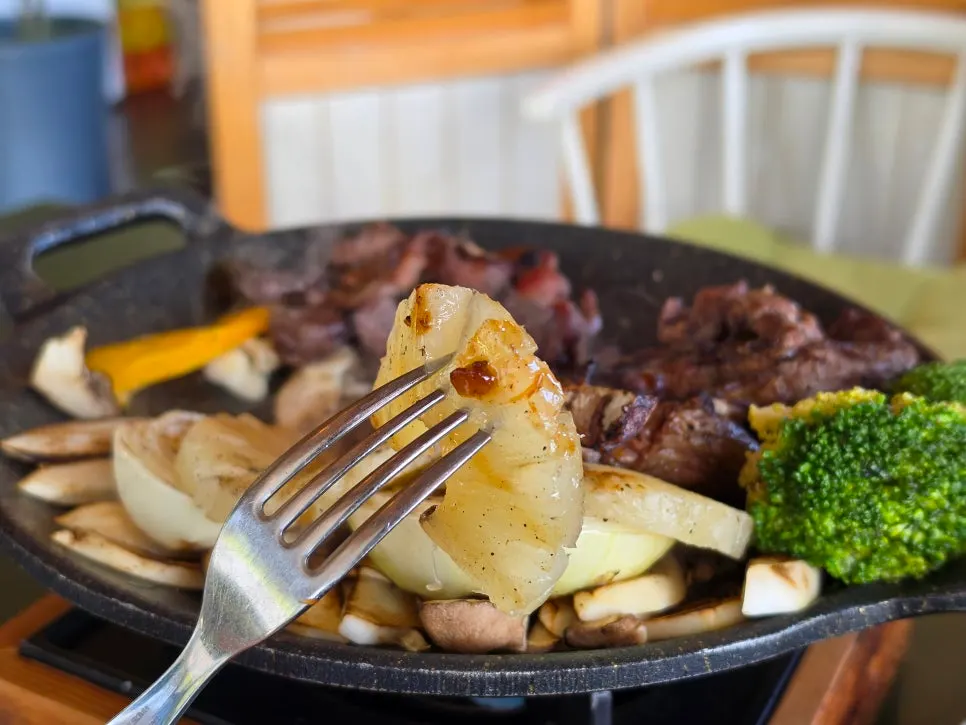 Grilled pineapple and broccoli garnish
