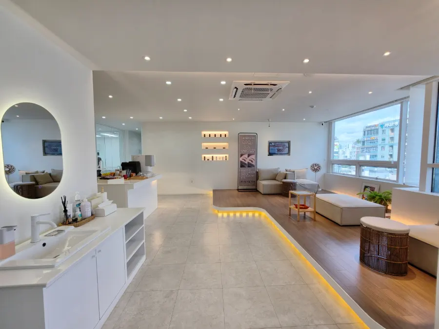 W Beauty's spacious waiting area