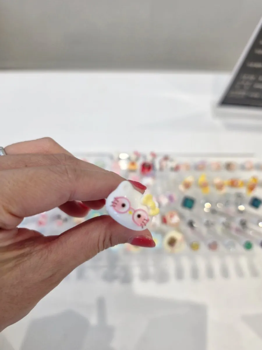 Packaging of the cute-shaped lash care brush