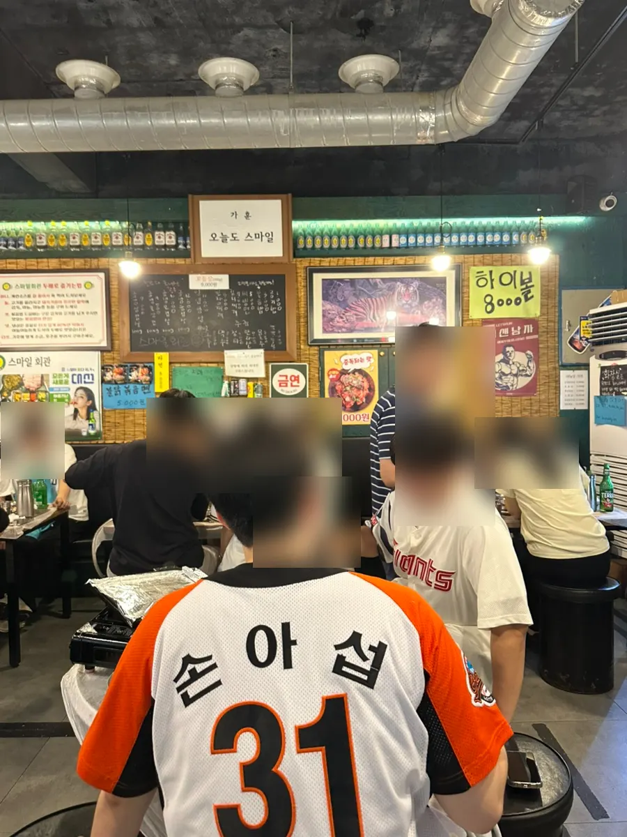 고기 굽는 냄새 가득한 매장 내부