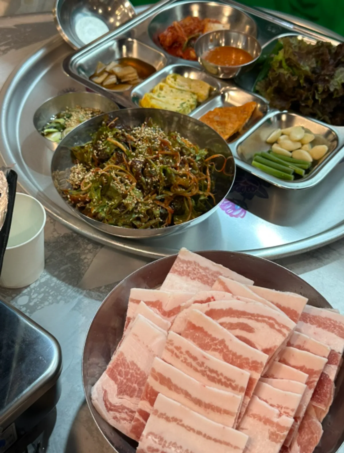 불판에 올라간 냉동삼겹살