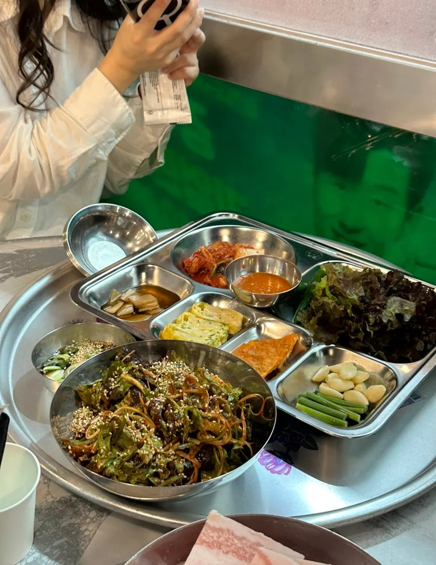 자리 바꿔 직접 굽는 냉삼 불판