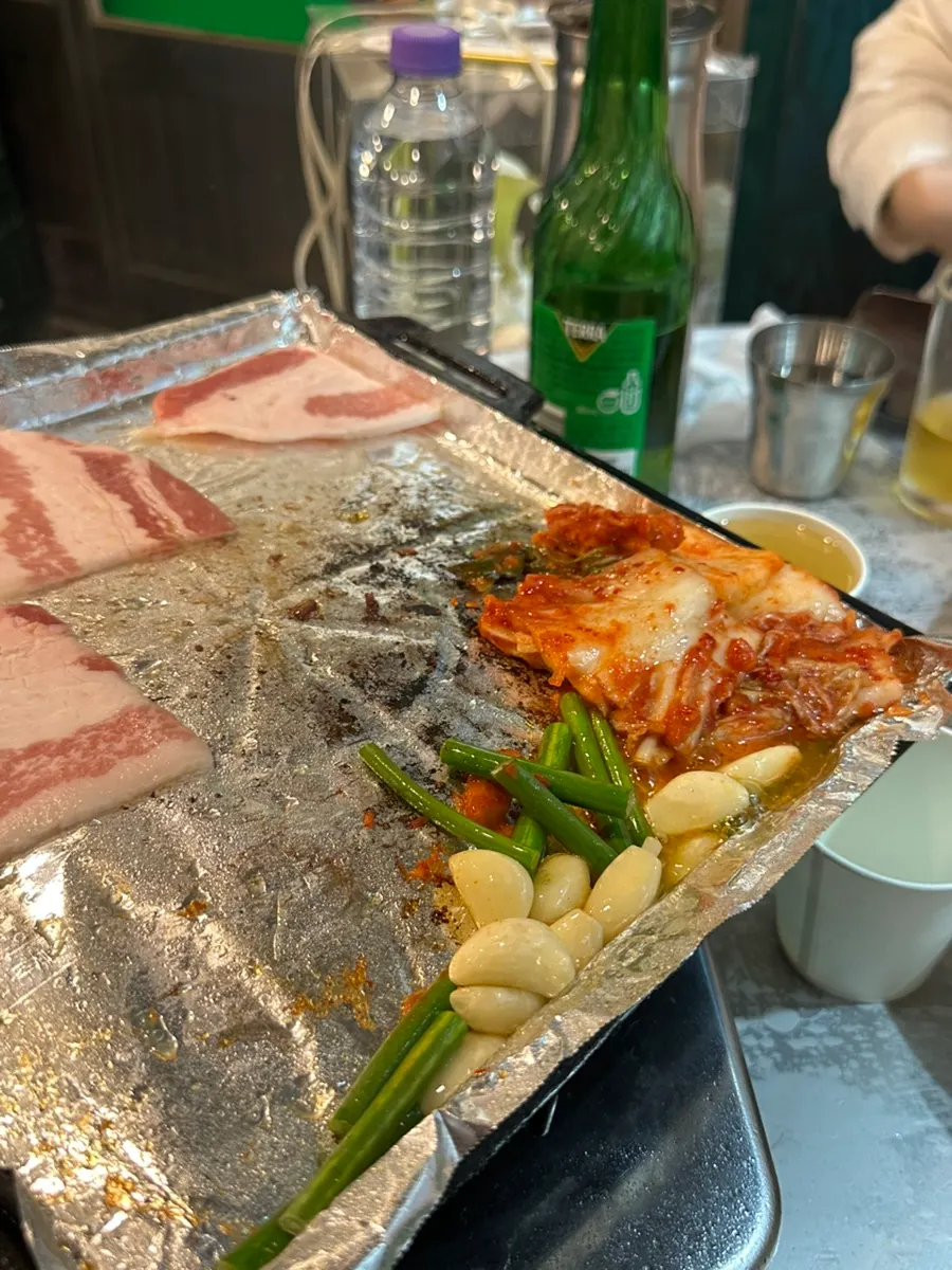 다 구워진 냉동삼겹살 한 판