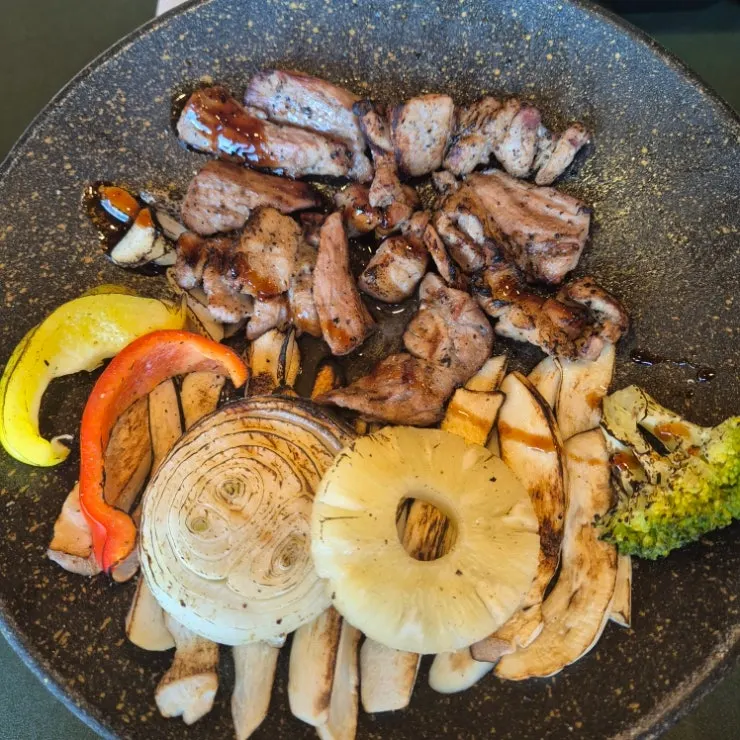 Pork belly-neck shashlik infused with charcoal aroma