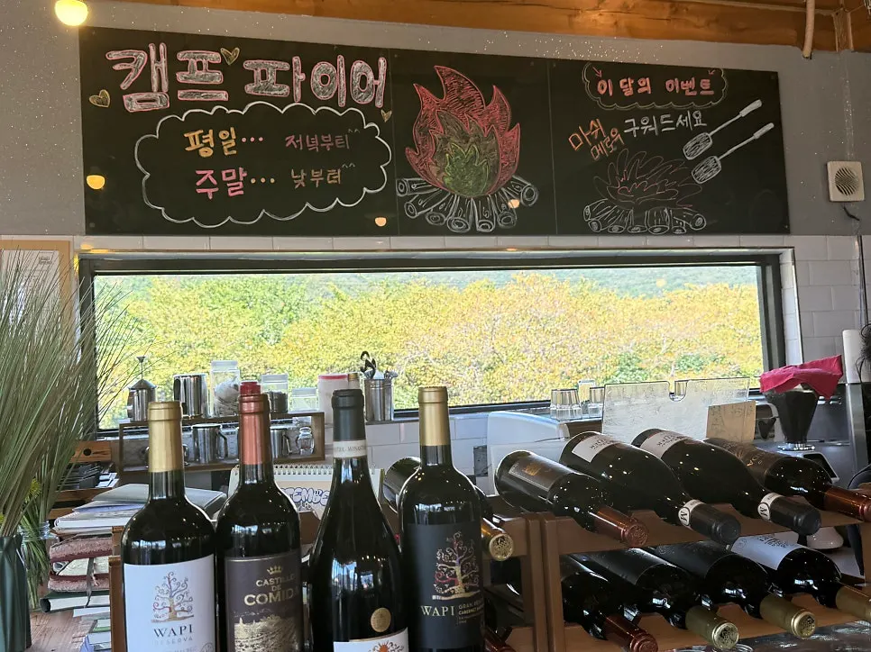 덕동마을 풍경이 보이는 야외 공간