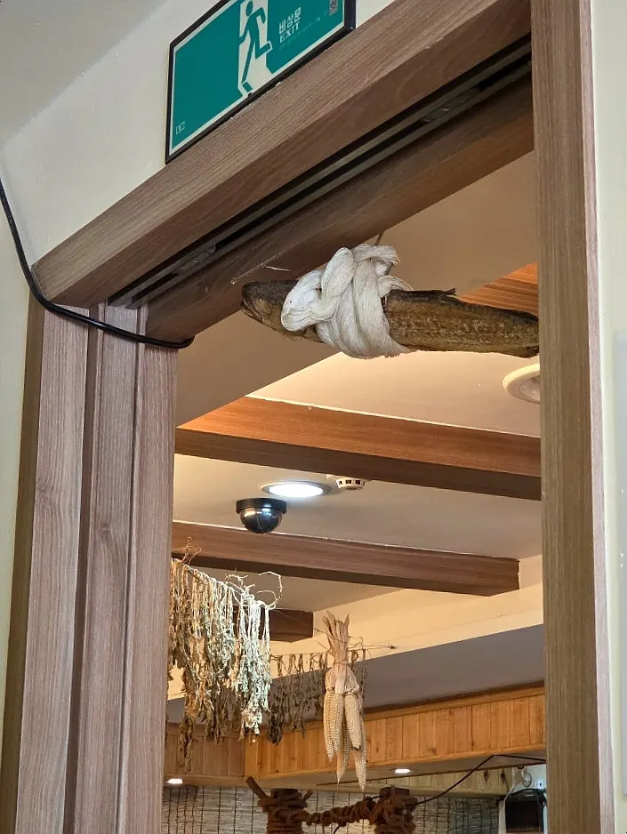 Interior del restaurante con ambiente coreano tradicional