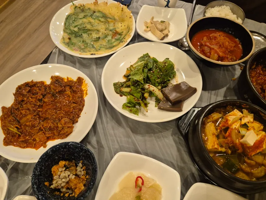 Side dishes including japchae and tteokgalbi