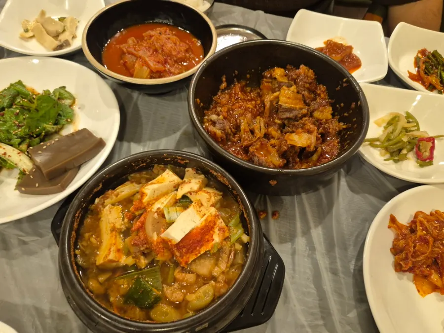 Ssambap served with fresh wrap vegetables