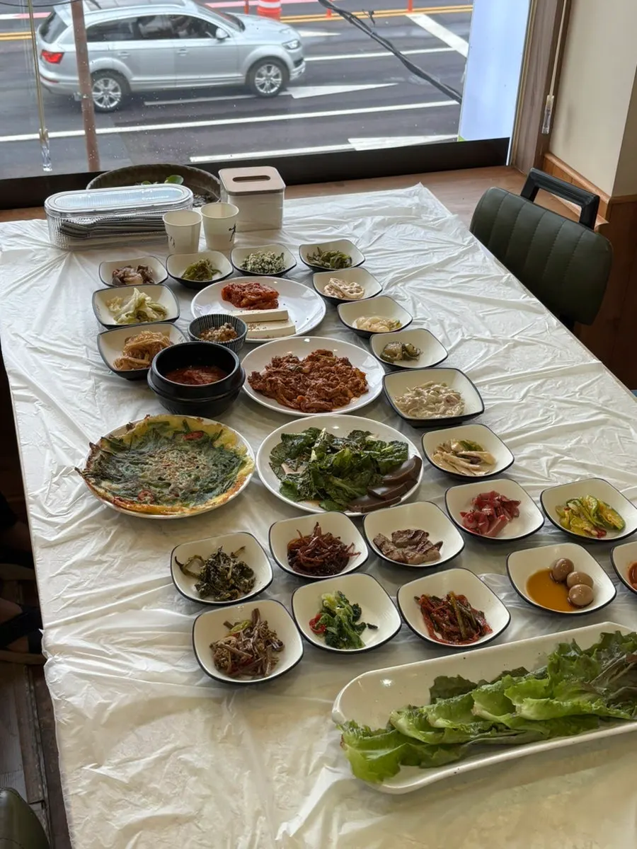 擺滿30道小菜的拌飯一桌