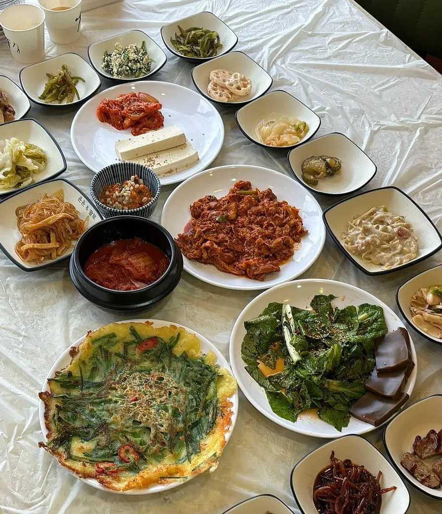 炒豬肉、雜菜、年糕排骨等小菜組合