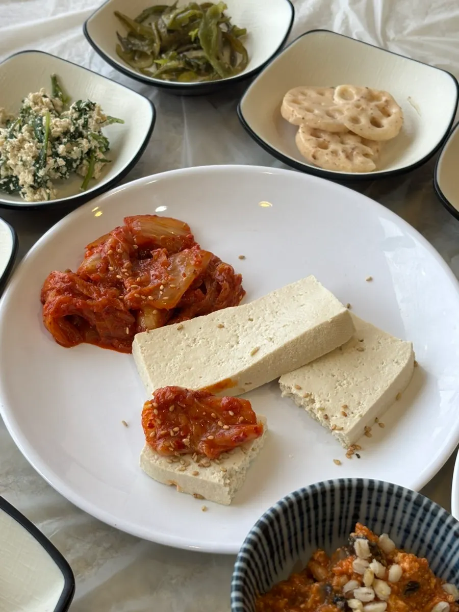生菜包上炒豬肉與螺肉蝦醬的一口包飯
