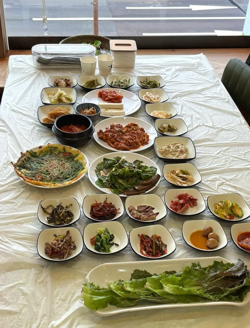 用餐完畢的深山蝦醬家拌飯桌面