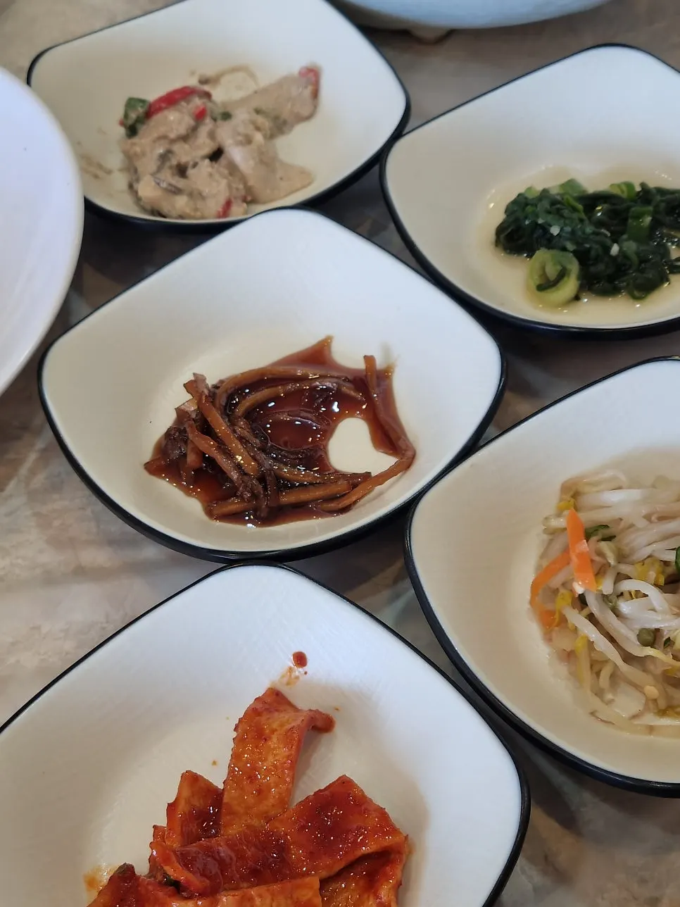 종류별로 담긴 마산쌈장집 반찬