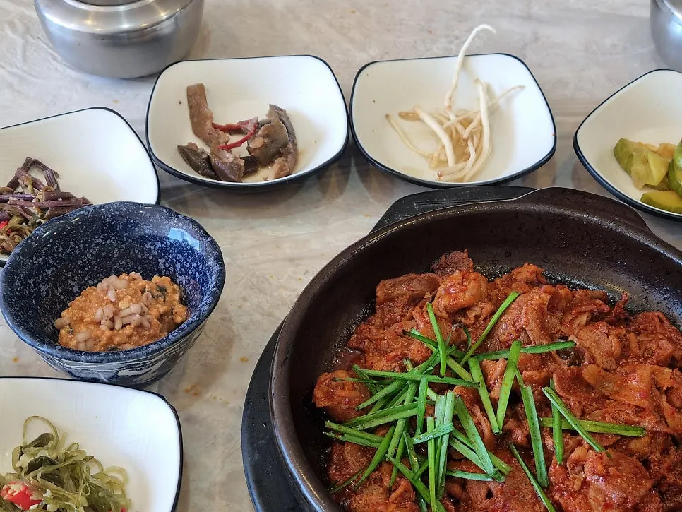 큼지막하게 담긴 김치전과 반찬들