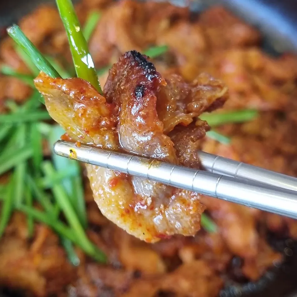 매콤달콤한 제육볶음 접시