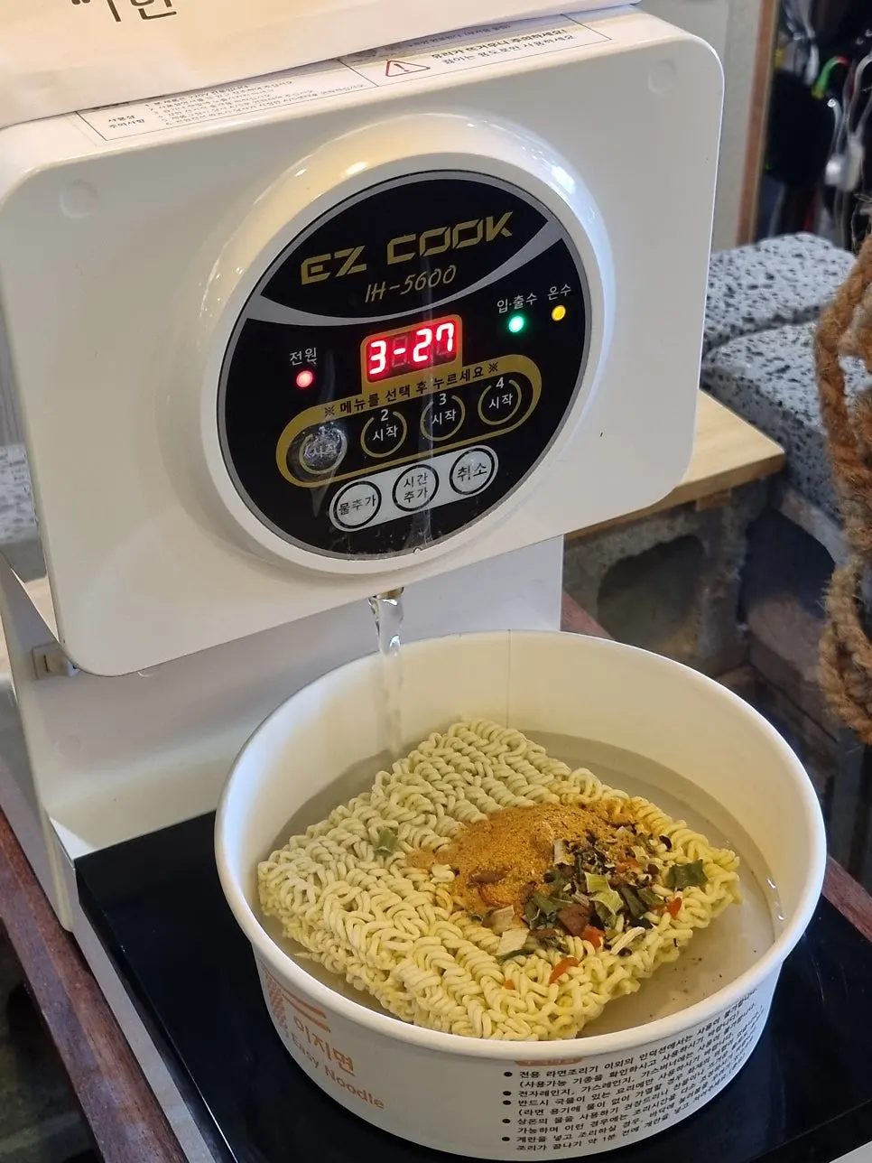 쌈장 올린 쌈밥 한 쌈