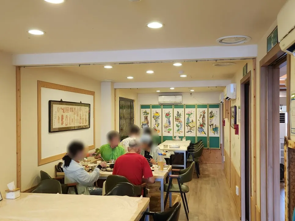 用传统小物件装饰的宽敞座位区