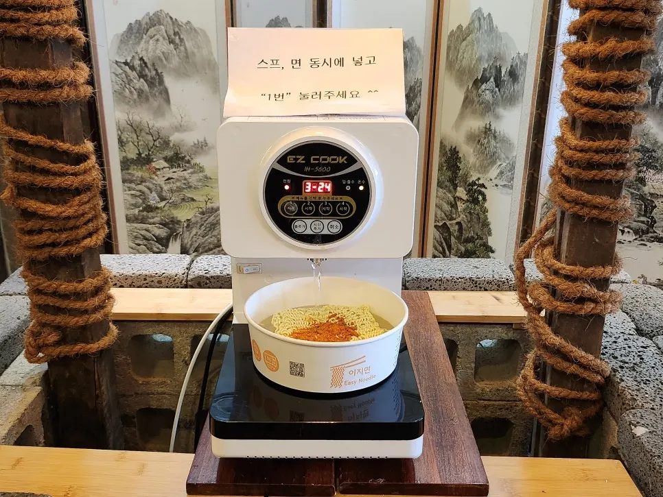 摆放4种拉面的自助拉面吧