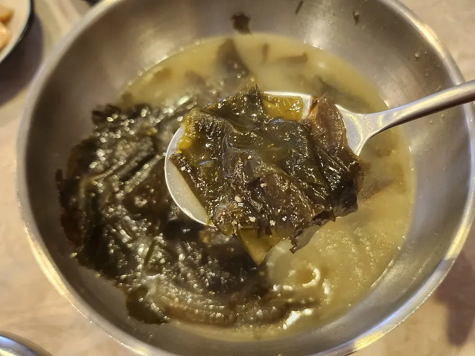 每人一份端上的海带汤
