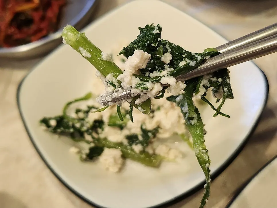 摆盘精致的韩定食小菜