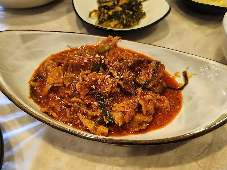 带甜味酱料的辣炒猪肉