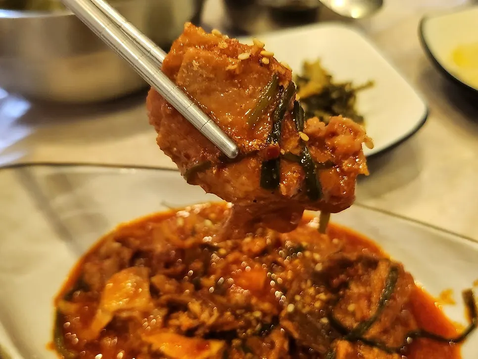 配包饭菜叶端上的辣炒猪肉
