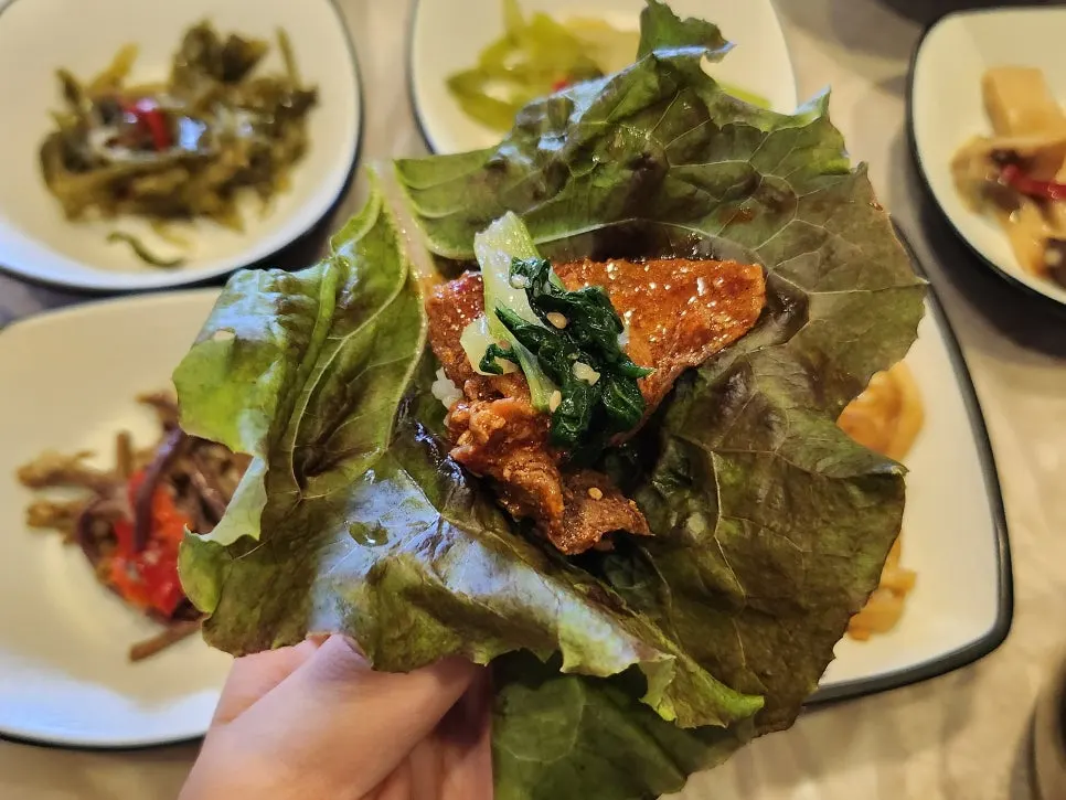 放上米饭和辣炒猪肉的包饭