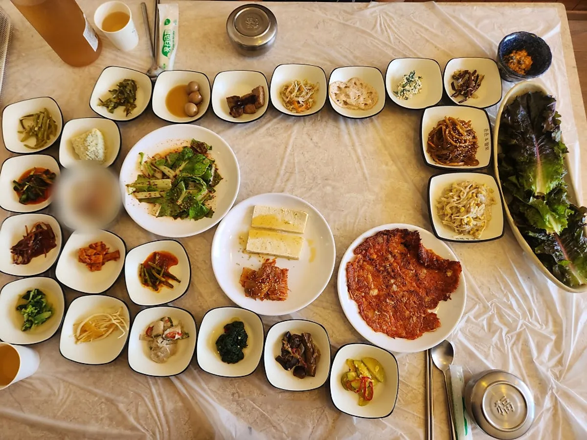 밑반찬 30가지가 빙 둘러 깔린 제육정식 한상차림