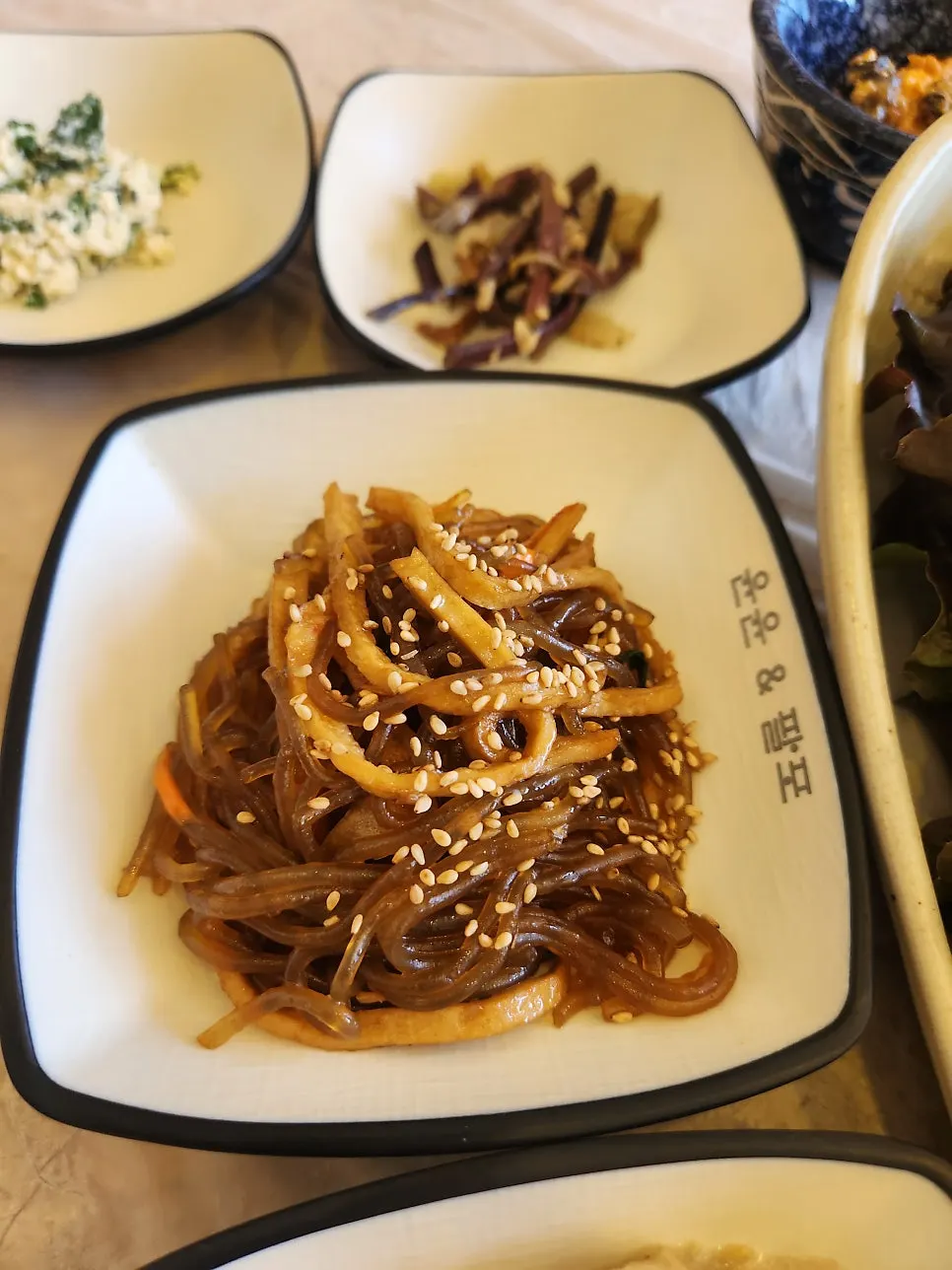 연근조림 밑반찬 접시