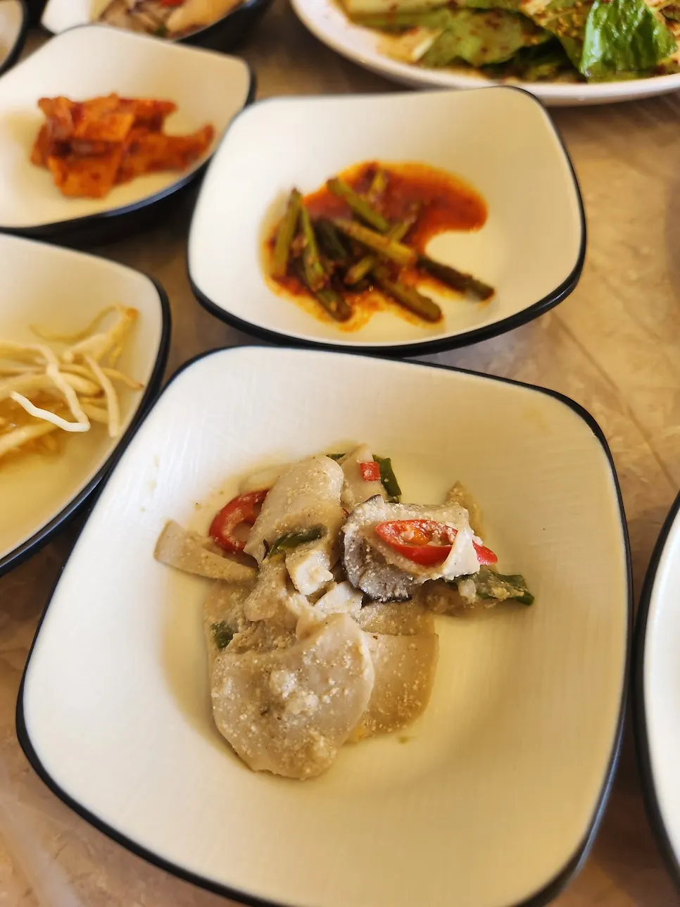 마늘종무침 밑반찬 접시