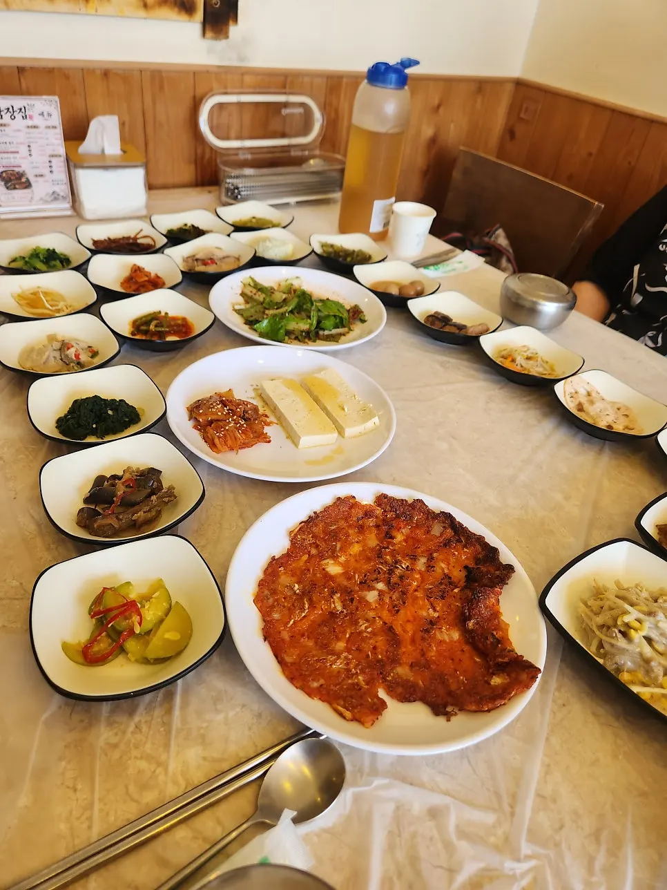 겉절이와 두부가 놓인 큰 접시