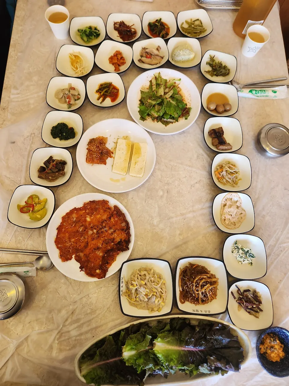 가장자리가 노릇하게 익은 빨간 김치전