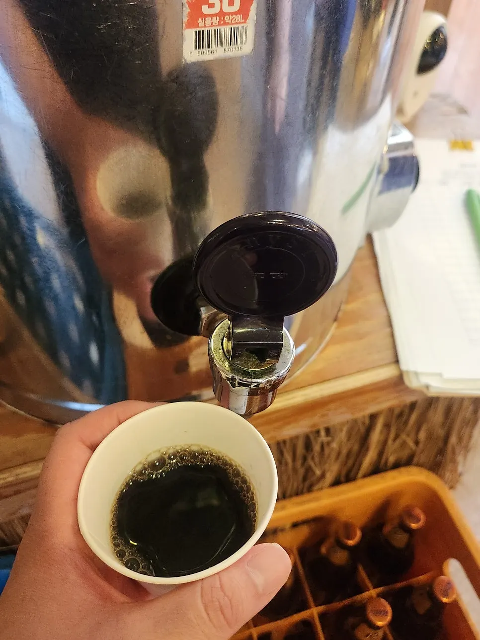 후식 셀프바에서 담아 온 떡과 샤인머스켓, 커피