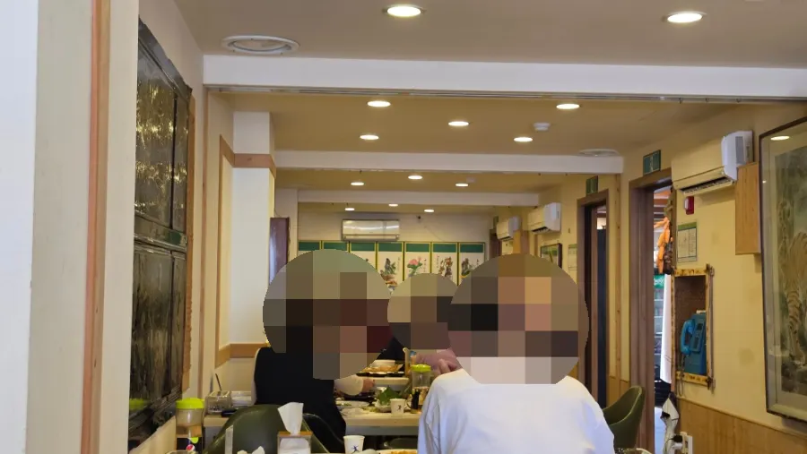 4인에서 8인까지 앉는 넓은 테이블 좌석