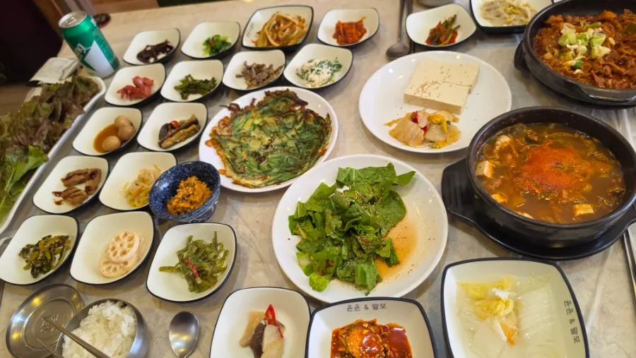 테이블 가득 차려진 제육정식 한상차림