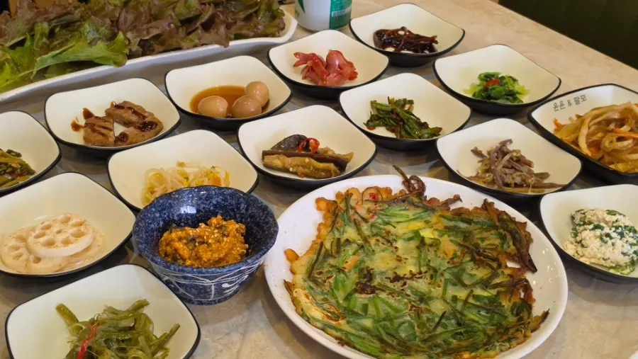 전과 두부, 나물이 놓인 밑반찬 접시들