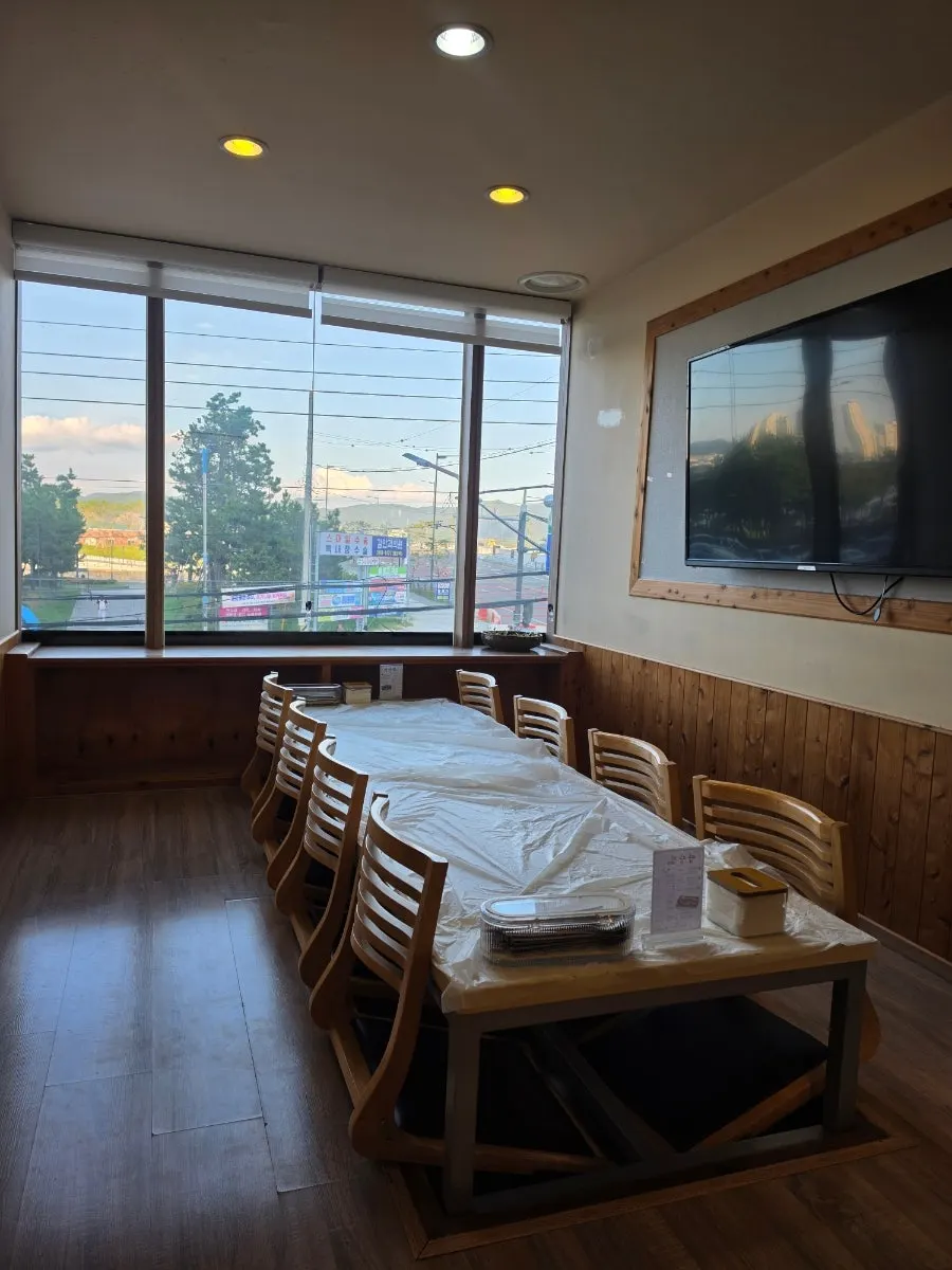 Indoor seating area of Masan Ssamjangjip